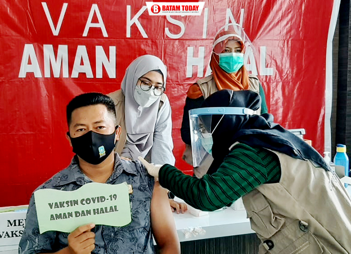Wakil Ketua II DPRD Anambas, Firdian Syah saat mengikuti vaksinasi